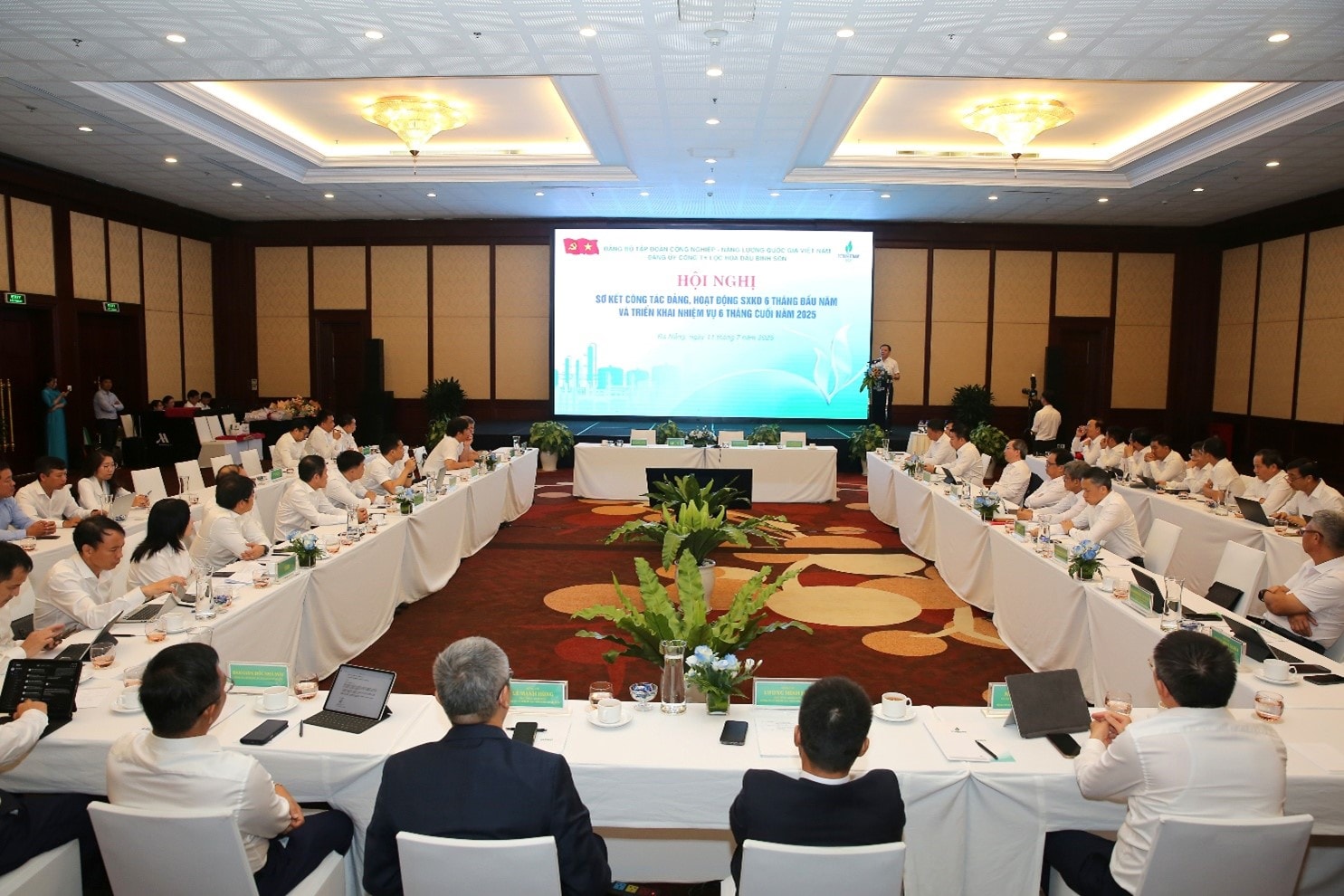 Ảnh 1- Tại Hội nghị sơ kết hoạt động SXKD 6 tháng đầu năm 2025, Petrovietnam và BSR đã thảo luận các nội dung liên quan đến Nhà máy Nhiên liệu sinh học Dung Quất. Ảnh BSR