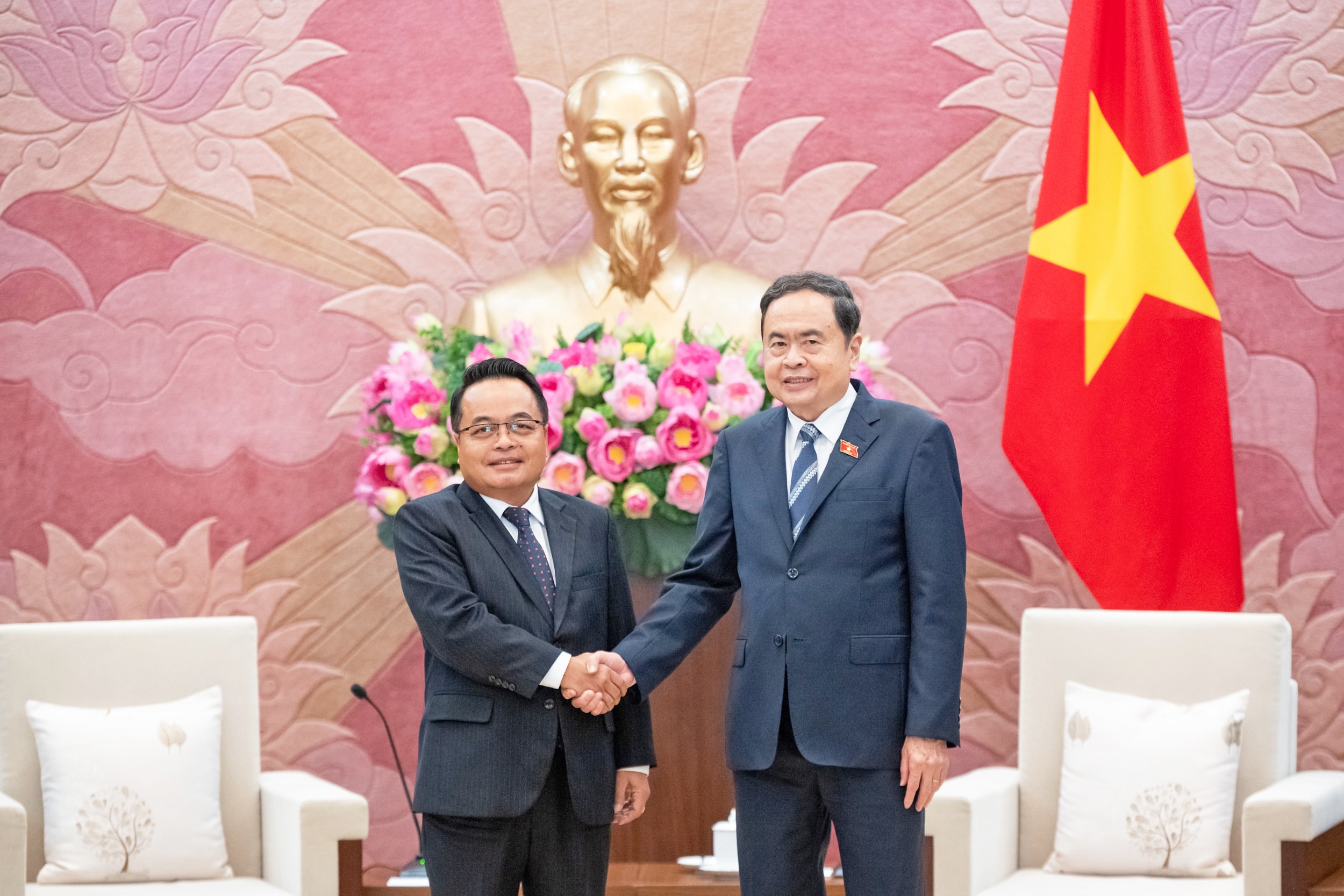 Chủ tịch Quốc hội Trần Thanh Mẫn tiếp Chủ tịch Kiểm toán Nhà nước Lào Viengthavisone Thephachanh. Ảnh: Phạm Thắng
