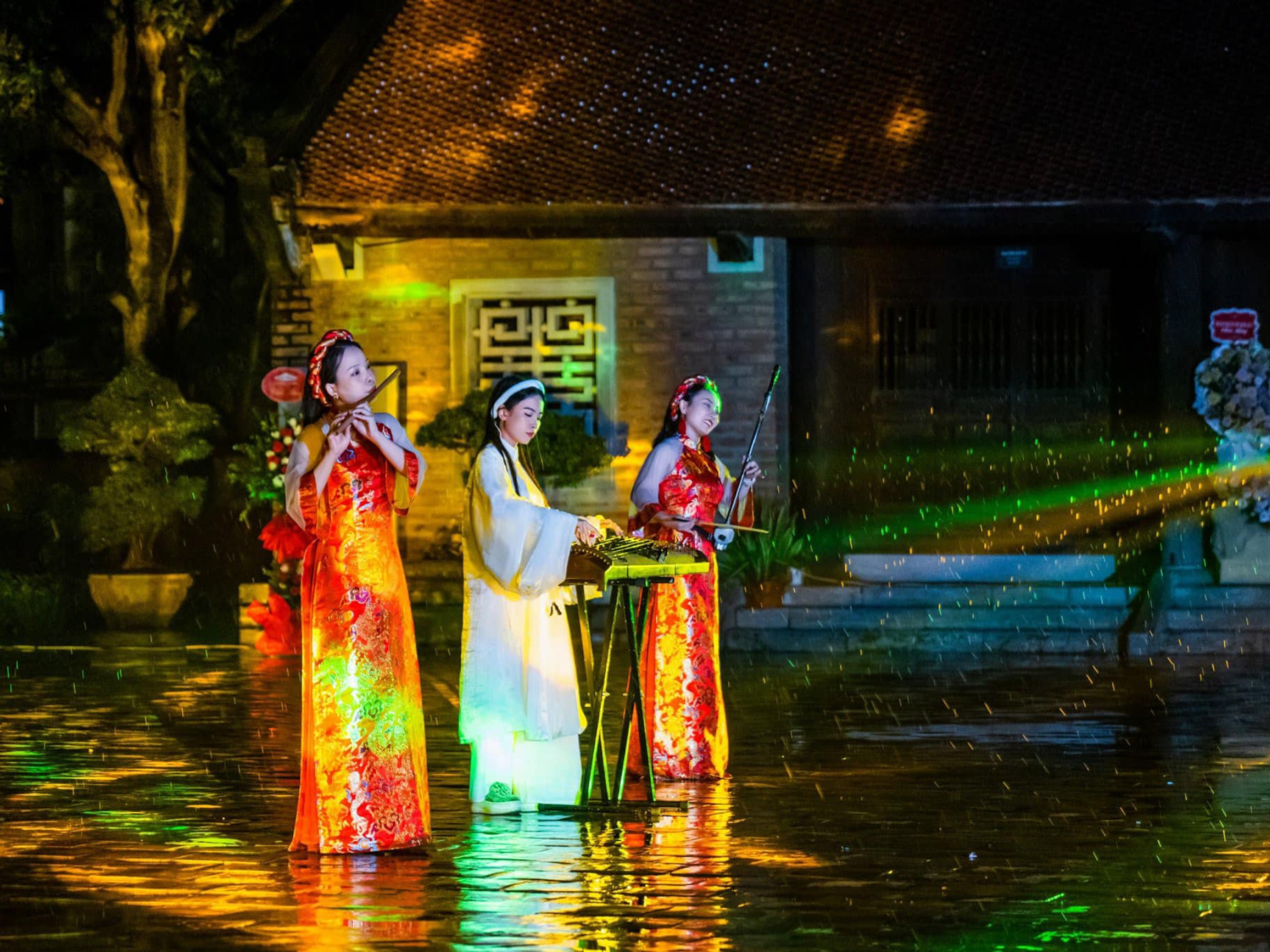 temple-of-literature-by-night-in-hanoi-132f36c0-bb1d-42e3-b9a5-8932da5f332f.png