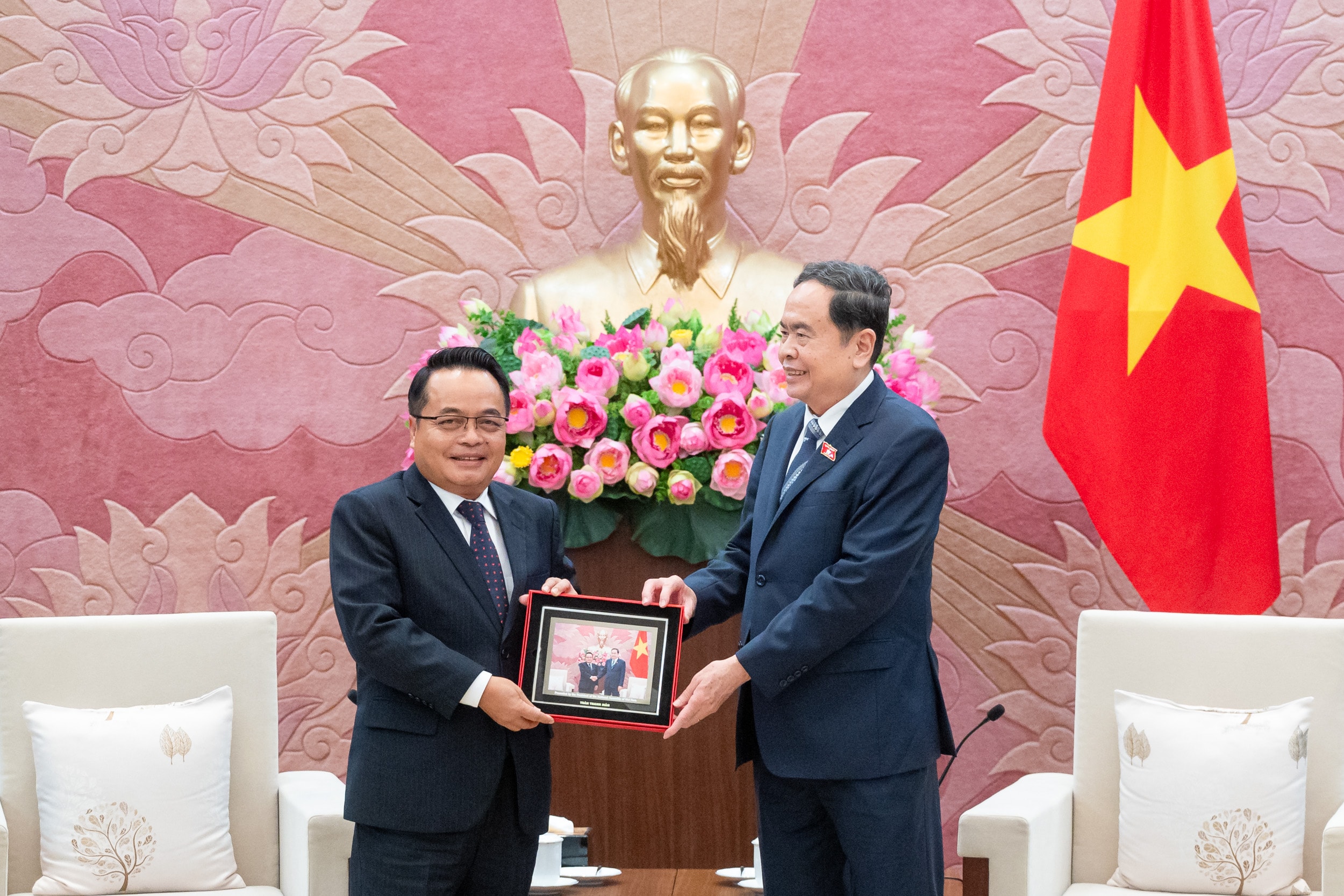 Chủ tịch Quốc hội Trần Thanh Mẫn trao quà lưu niệm tặng Chủ tịch Kiểm toán Nhà nước Lào Viengthavisone Thephachanh. Ảnh: Phạm Thắng