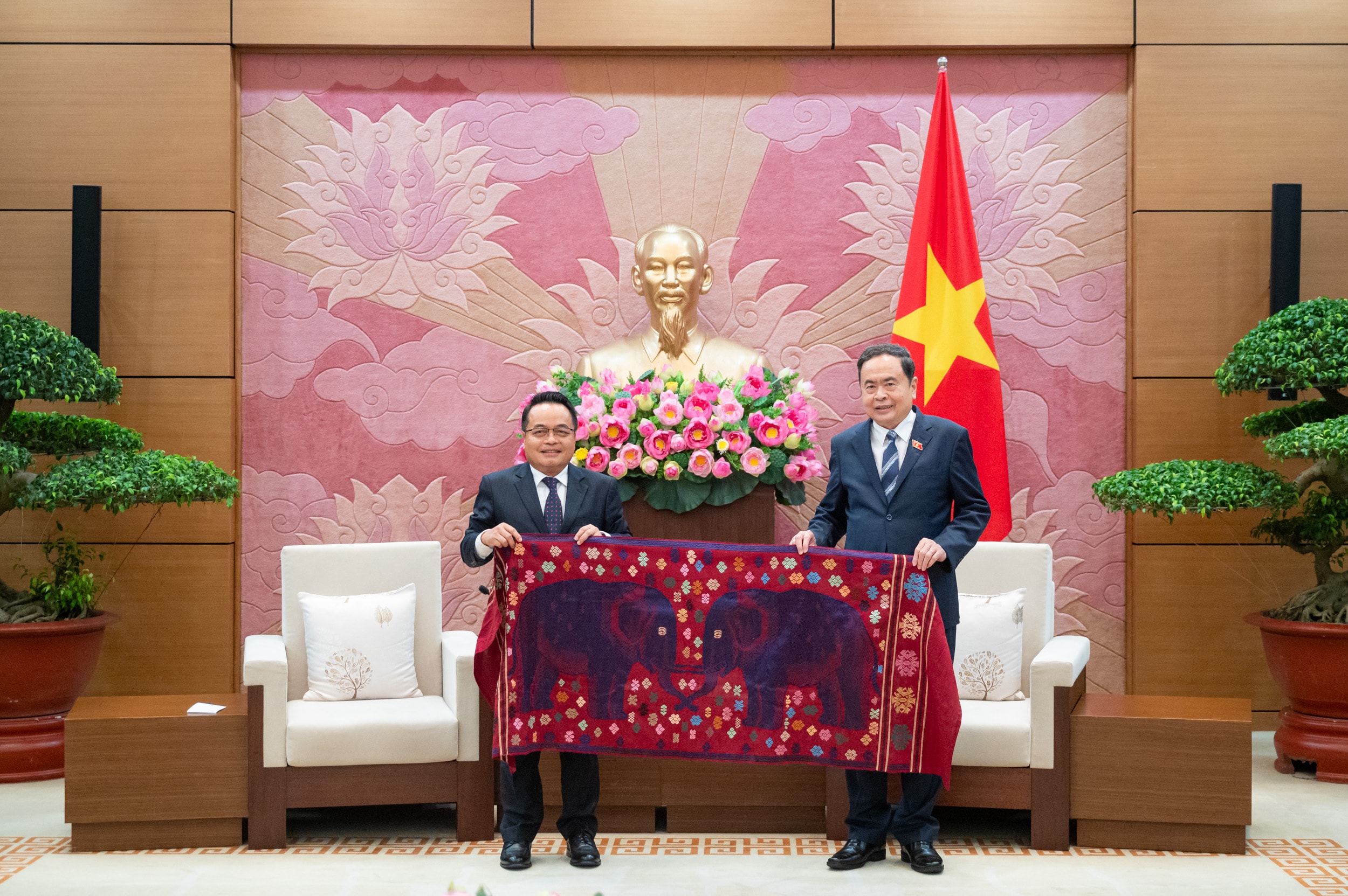 Chủ tịch Kiểm toán Nhà nước Lào Viengthavisone Thephachanh trao quà lưu niệm tặng Chủ tịch Quốc hội Trần Thanh Mẫn. Ảnh: Phạm Thắng