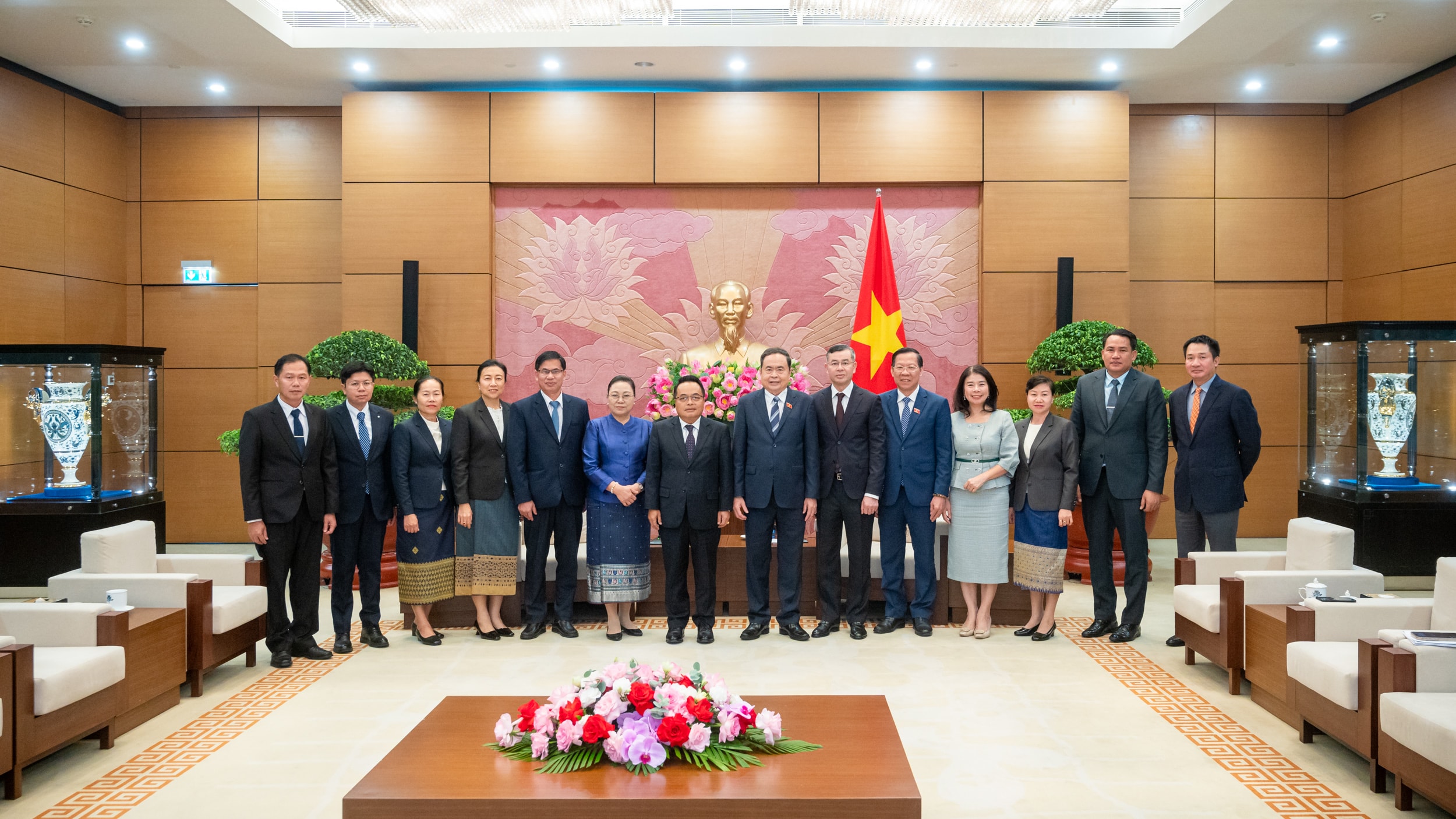 Chủ tịch Quốc hội Trần Thanh Mẫn và Chủ tịch Kiểm toán Nhà nước Lào Viengthavisone Thephachanh cùng các đại biểu. Ảnh: Phạm Thắng