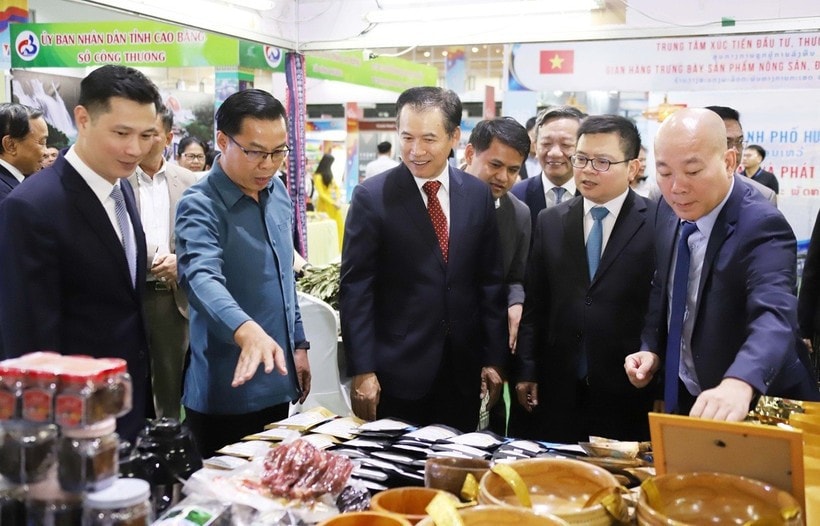 Vietnamese and Lao trade officials, along with other delegates, visit the Vietnamese pavilion at the trade fair. (Photo: VNA)