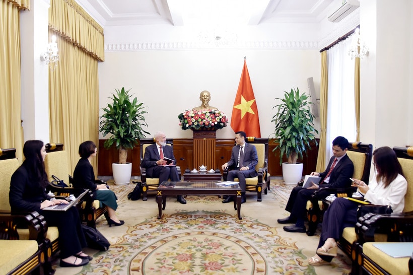 Deputy Foreign Minister Dang Hoang Giang (R) receives Ambassador of Switzerland to Vietnam Thomas Gass on July 18. (Photo: VNA)