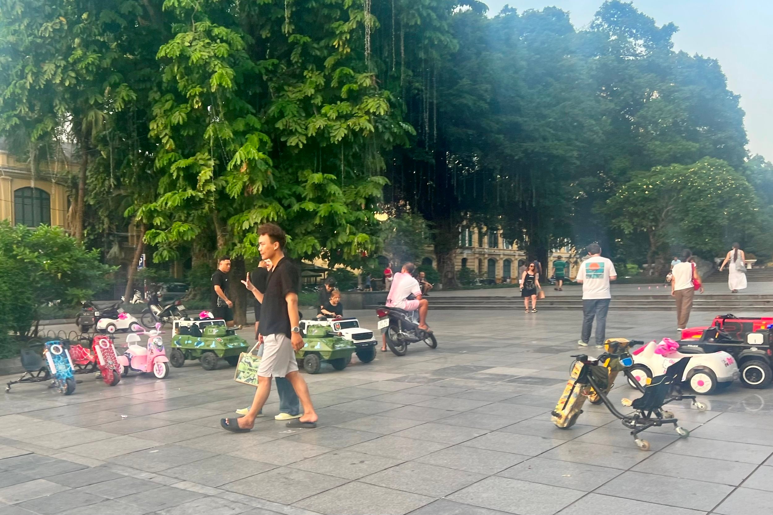 Khu vực quảng trường trước Tượng đài vua Lý Thái Tổ.