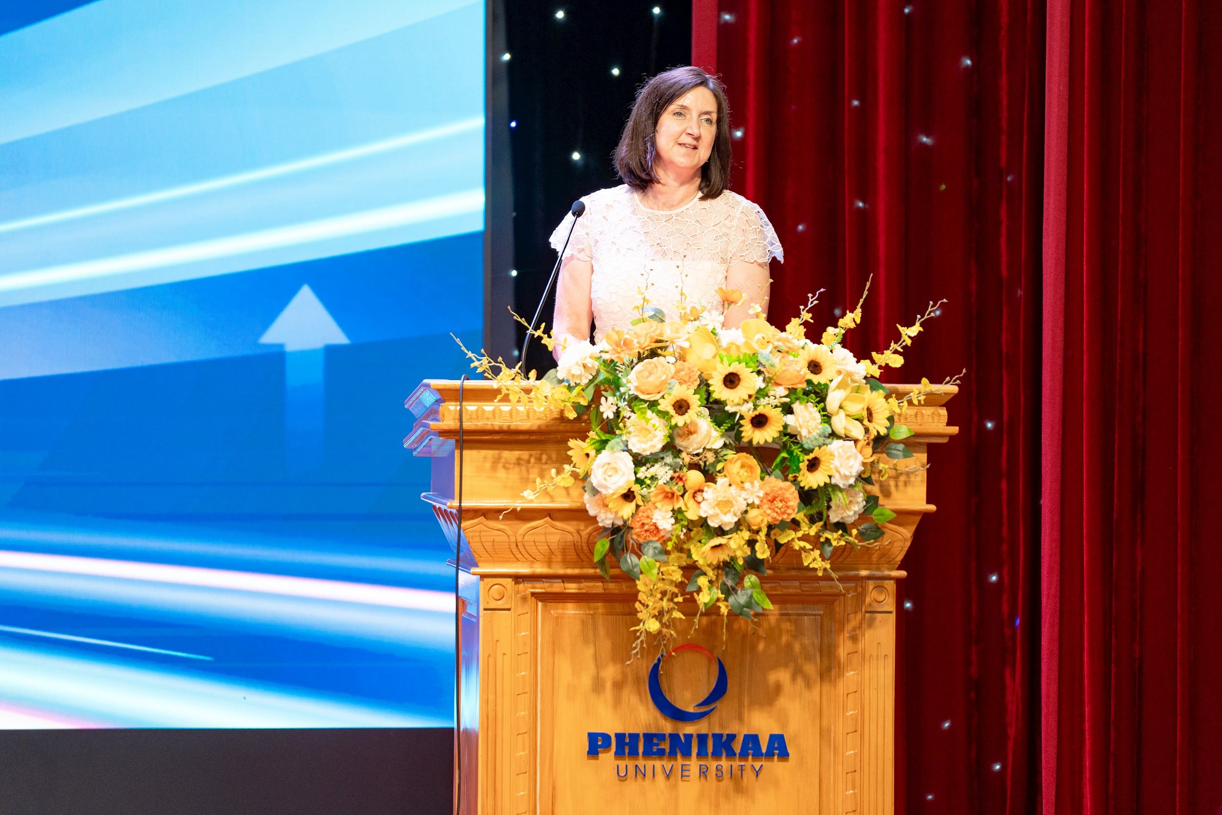 GS.TS. Wendy Phillips, Giáo sư về đổi mới tại Đại học West of England, Vương quốc Anh