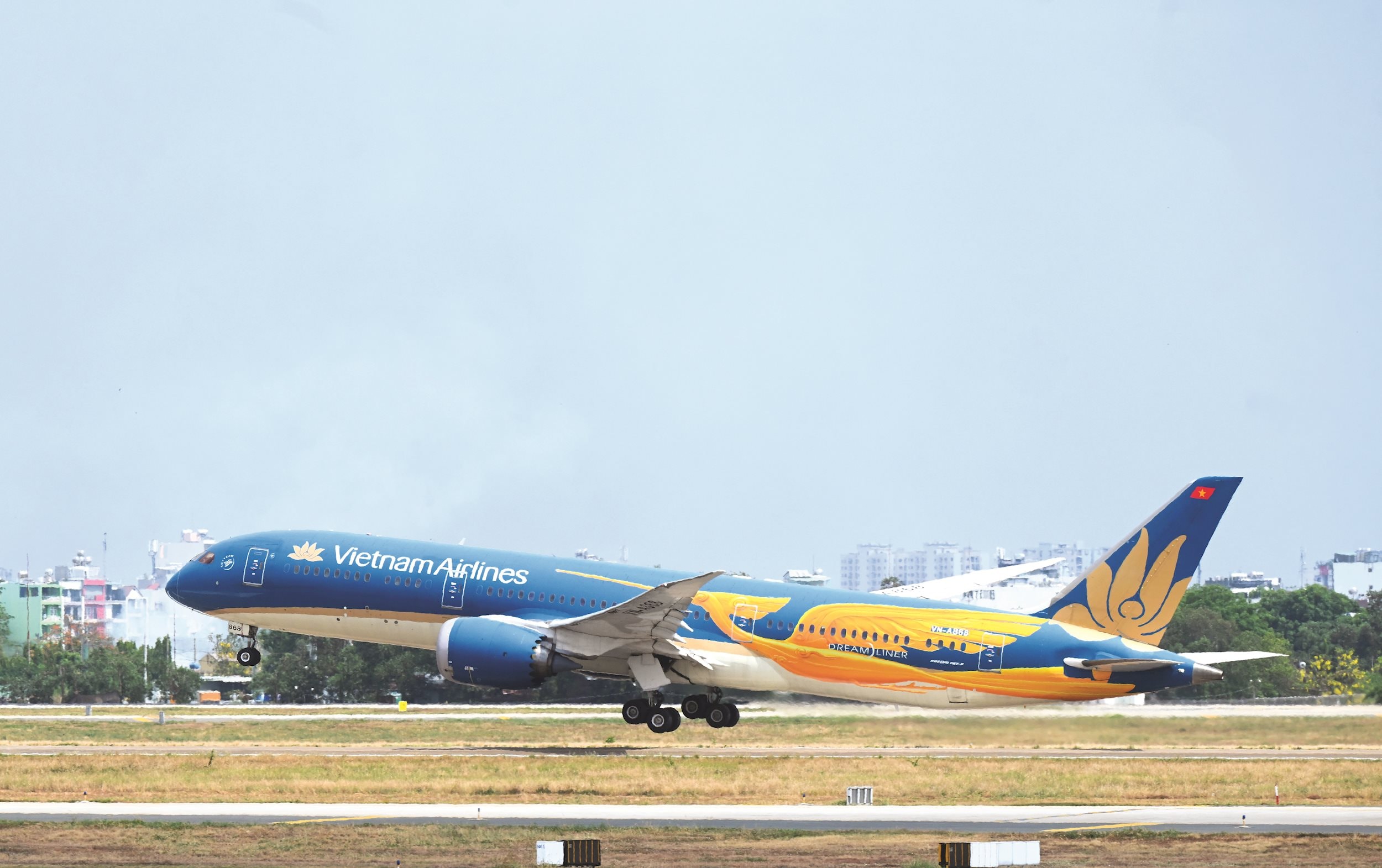 1. Vietnam Airlines ra mắt diện mạo đặc biệt cho máy bay Boeing 787-9 Dreamliner nhân dịp kỉ niệm 30 năm với hình ảnh chim Lạc – biểu tượng thiêng liêng của văn hóa Việt Nam, g