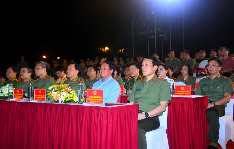 Các đại biểu tham dự chương trình nghệ thuật