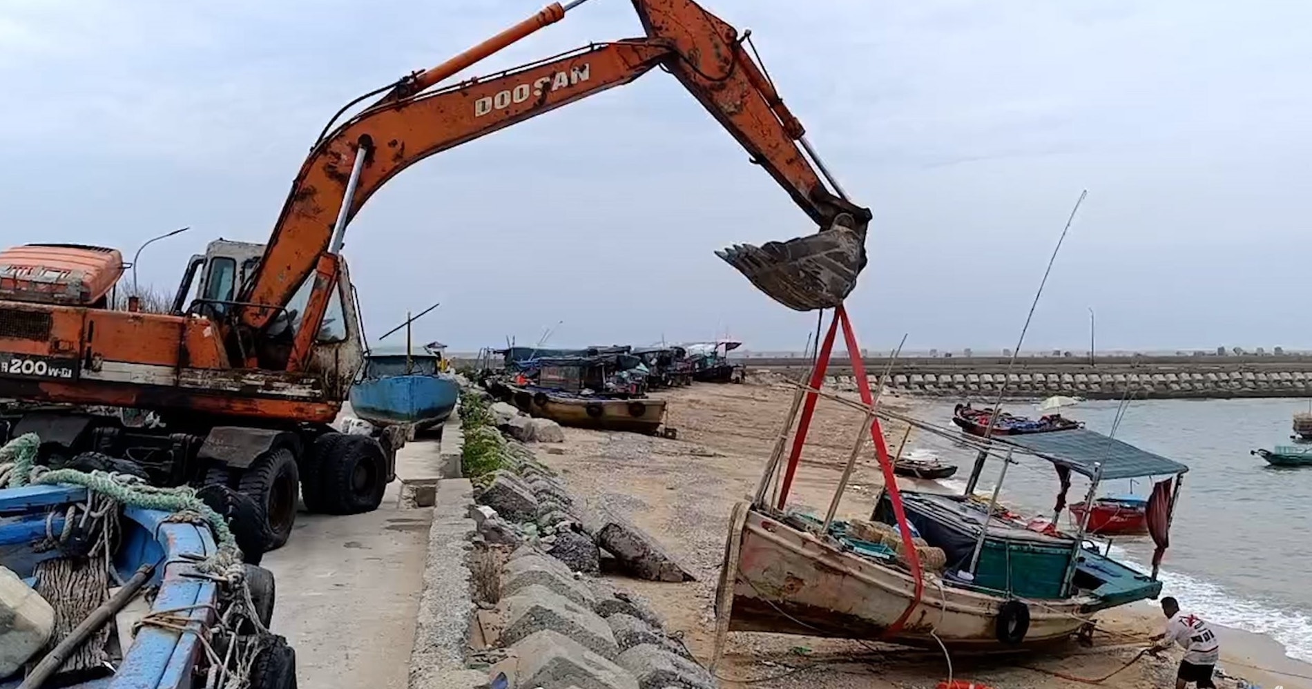Chính quyền và người dân đặc khu Bạch Long Vĩ đưa tàu lên nơi trú ẩn an toàn.