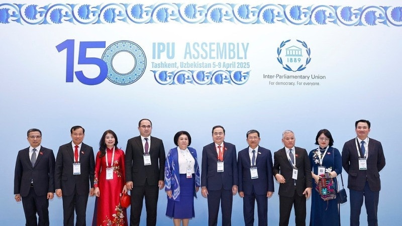 쩐 탄 만 국회의장과 대의원들이 국제의회연맹(IPU) 제150차 총회 개막식에서 단체사진을 촬영하고 있다. (사진 - 도안 탄: VNA)