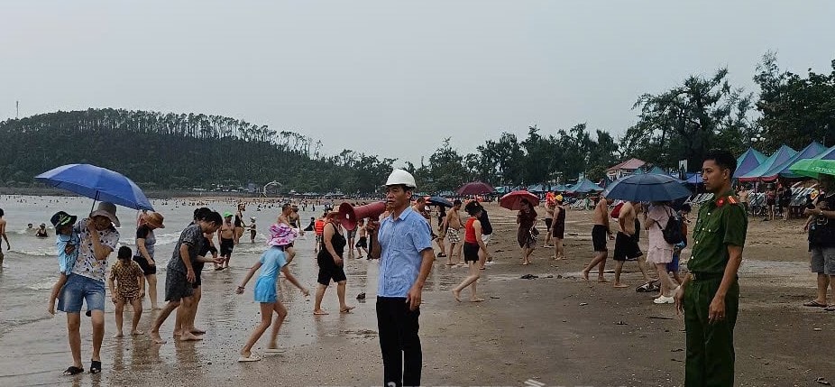 Lãnh đạo phường Đồ Sơn cùng các cơ quan chức năng vận động nhân dân dừng các hoạt động tắm biển vào chiều 19-7.