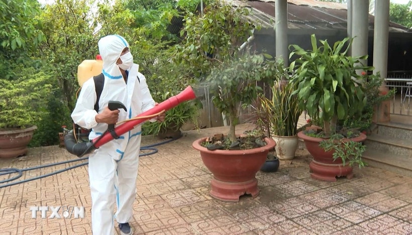 Lực lượng y tế phun độc, khử trùng, dọn dẹp loăng quăng. (Ảnh: TTXVN phát)