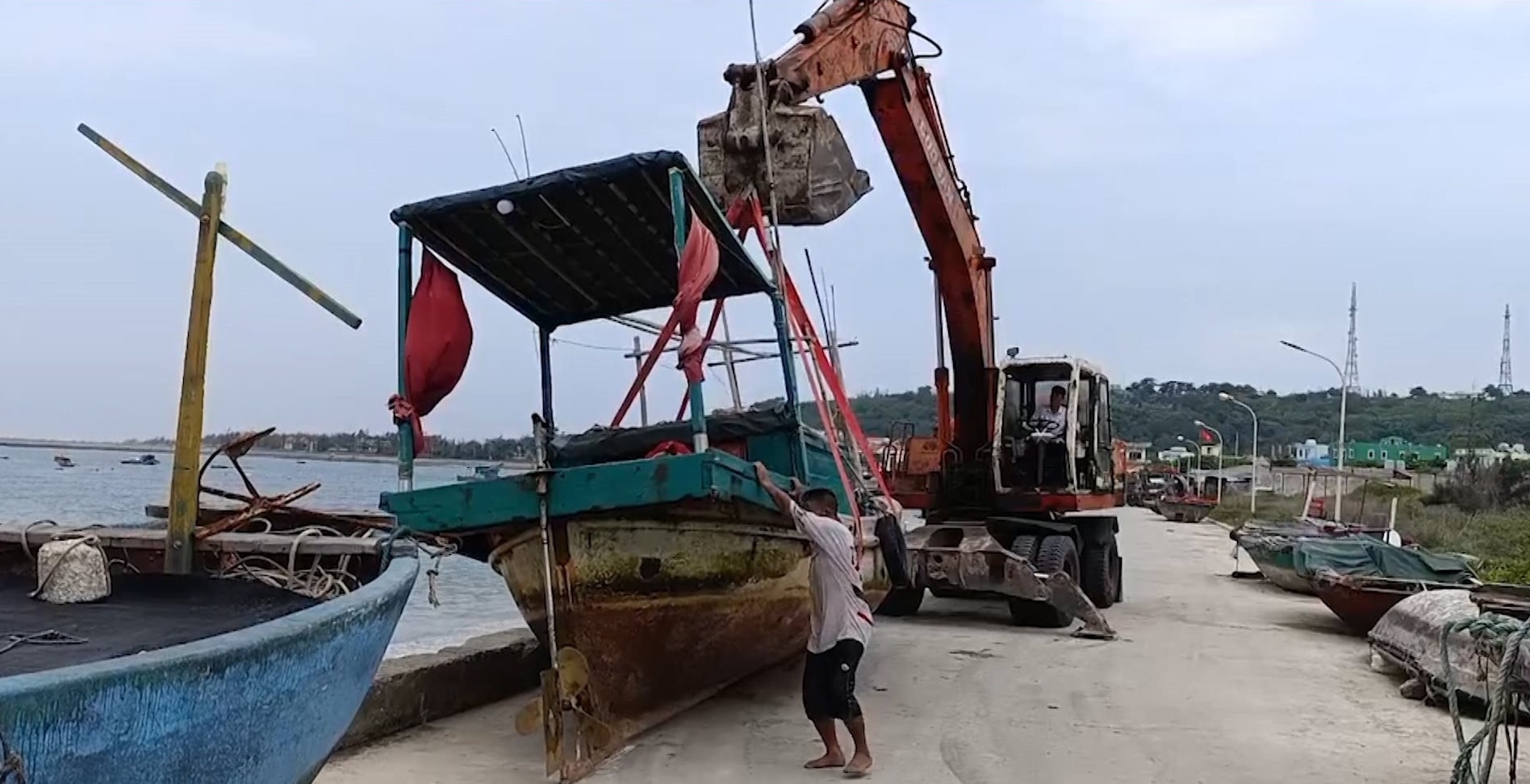 Người dân đặc khu Bạch Long Vĩ neo đậu tàu cá vào nơi an toàn trước khi bão đổ bộ