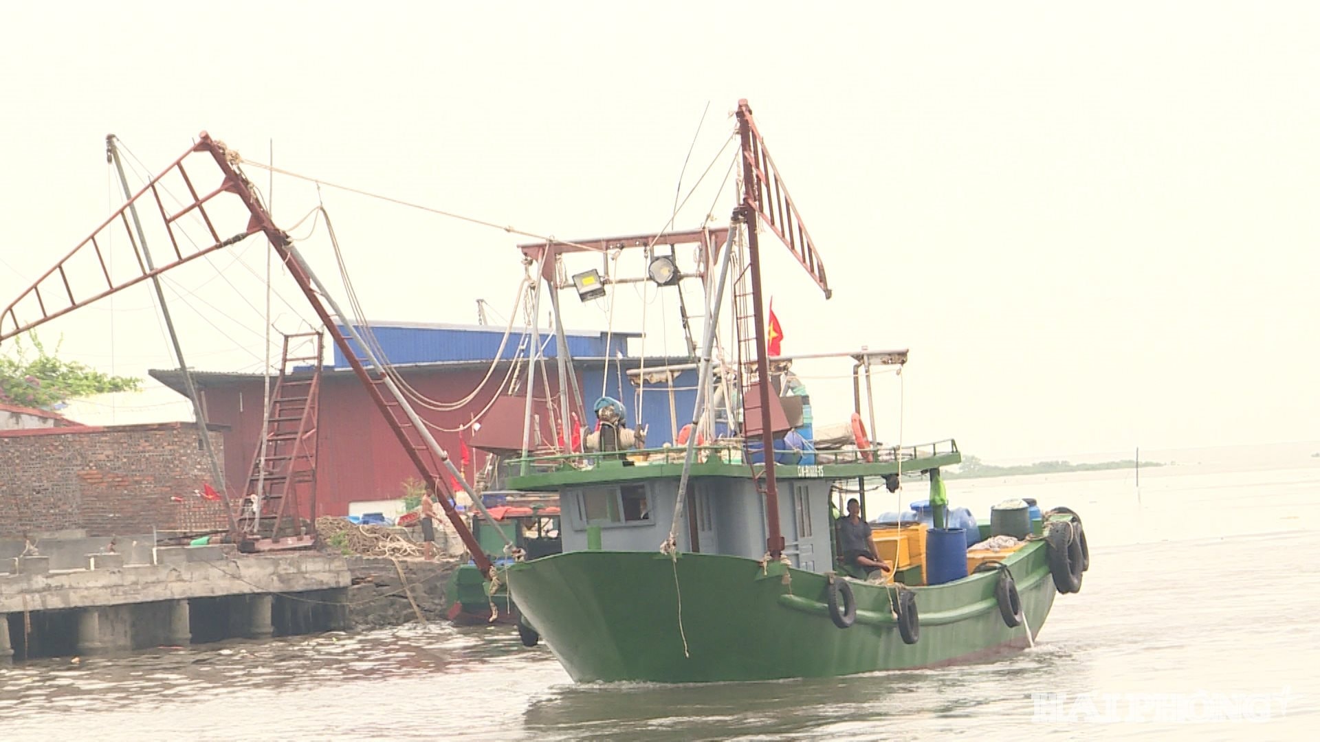 Tàu thuyền của bà con ngư dân phường Đồ Sơn được neo đậu để tránh trú bão