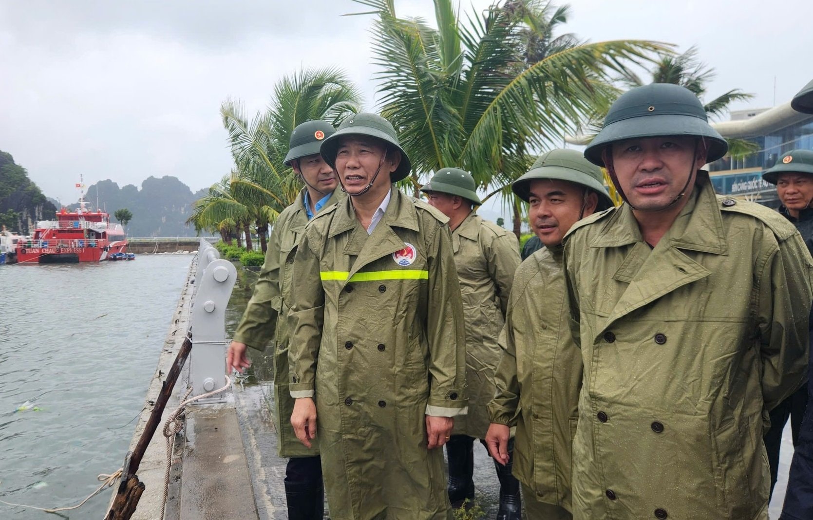 172642thu-truong-bo-nong-nghiep-va-moi-truong-phung-duc-tien-kiem-tra-cong-tac-phong-chong-bao-so-3-bao-wipha-tai-dac-khu-van-don-tinh-quang-ninh-1725.jpg