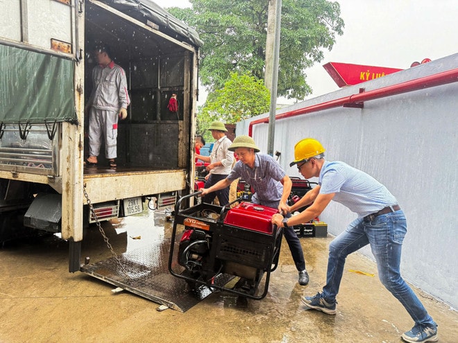 Các kỹ thuật viên Viettel tại Hải Phòng vận chuyển máy phát điện đến các nhà trạm. ẢnhViettel