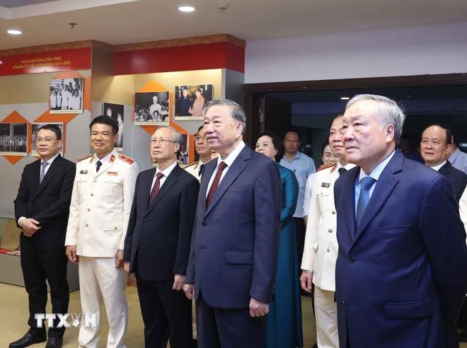 Tổng Bí thư Tô Lâm thăm phòng truyền thống ngành Kiểm sát Nhân dân. (Ảnh: Thống Nhất/TTXVN) ttxvn-2107-tong-bi-thu-vien-kiem-sat-2.jpg