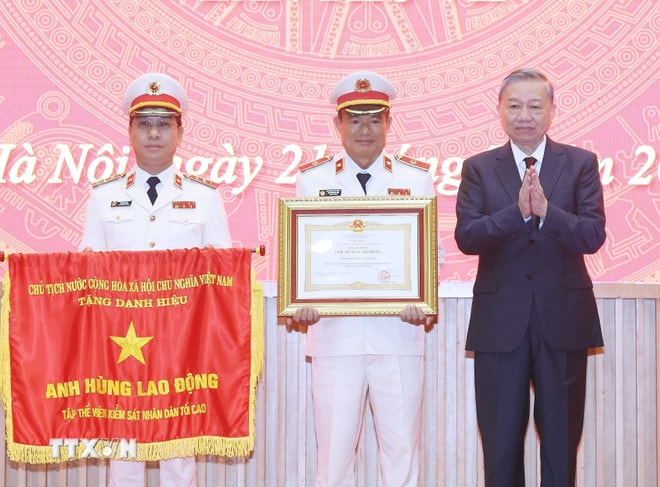 Tổng Bí thư Tô Lâm trao tặng danh hiệu Anh hùng Lao động tặng tập thể Viện Kiểm sát Nhân dân Tối cao. (Ảnh: Thống Nhất/TTXVN) ttxvn-2107-tong-bi-thu-vien-kiem-sat-7.jpg