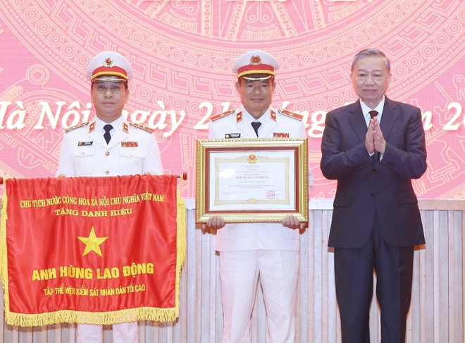 General Secretary To Lam (R) presents the to-lam2.jpg