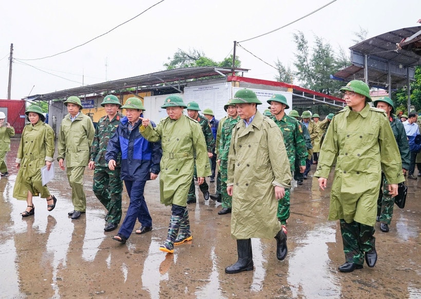 Phó Thủ tướng Chính phủ Trần Hồng Hà trực tiếp kiểm tra công tác phòng chống bão số 3 (Wipha) tại Hải Phòng. Ảnh Hoàng Ngọc