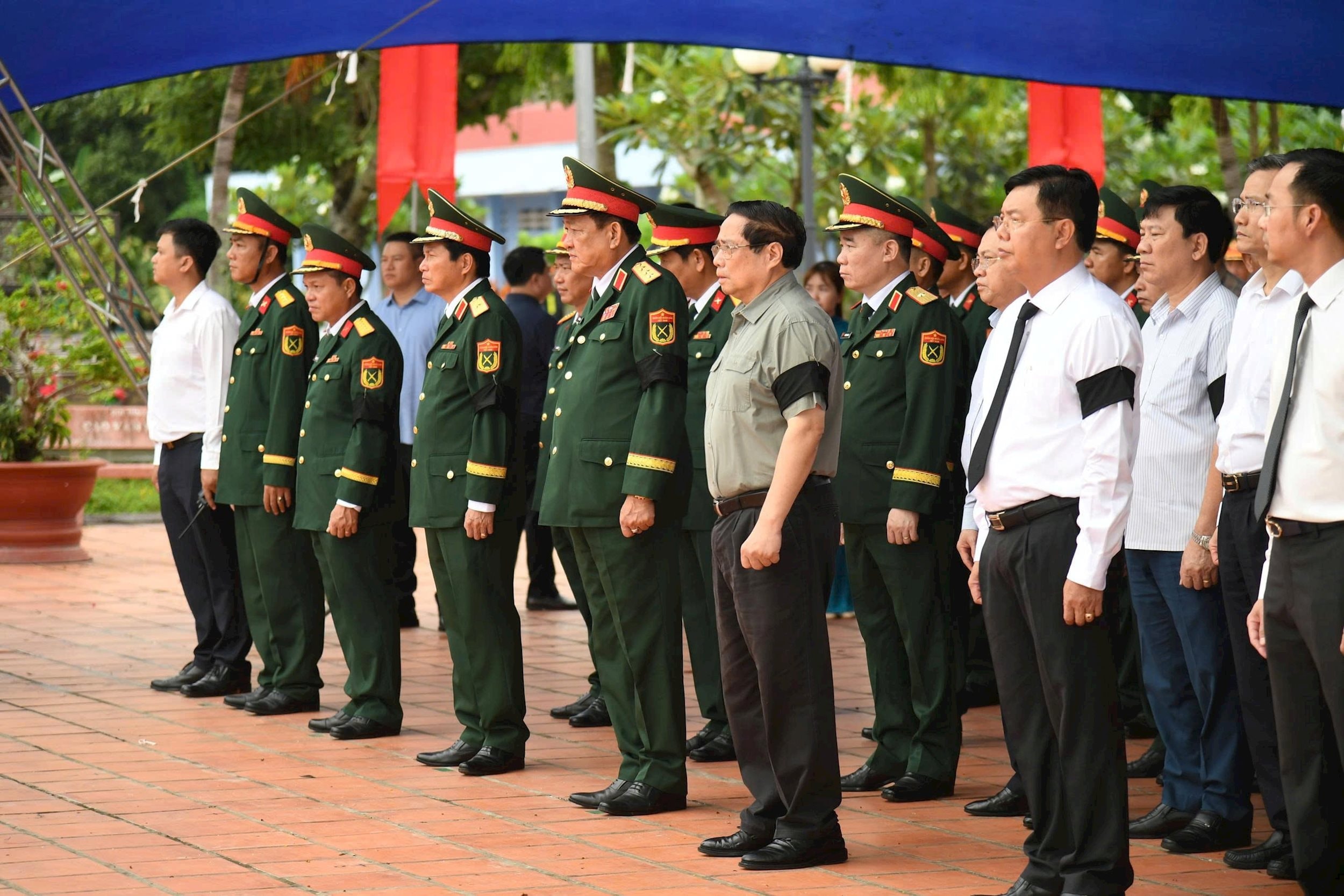 Ủy viên Bộ Chính trị, Thủ tướng Chính phủ Phạm Minh Chính cùng các lãnh đạo Trung ương, tỉnh An Giang dự Lễ Truy điệu an táng 81 hài cốt Liệt sĩ tại Nghĩa trang liệt sĩ Dốc Bà Đắc. Ảnh: Phương Vũ