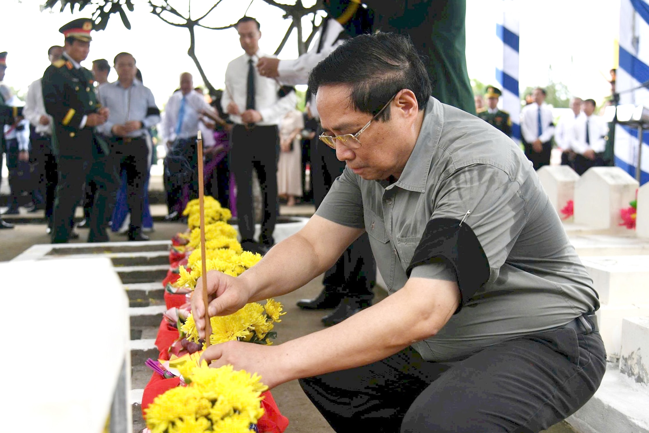 Thủ tướng Phạm Minh Chính thắp hương tại các phần mộ Anh hùng liệt sĩ (Ảnh: Phương Vũ).