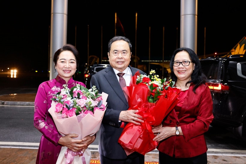 NA Chairman Tran Thanh Man (centre) and his spouse Nguyen Thi Thanh Nga (left) at Noi Bai International Airport on early July 22 morning. (Photo: VNA)