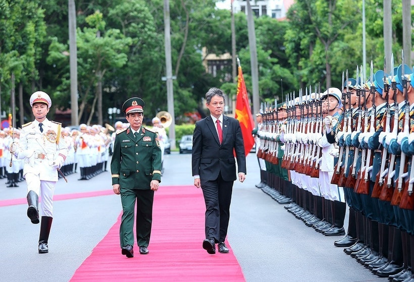 Minister of National Defence General Phan Van Giang (left) hosts a welcome ceremony for his Singaporean counterpart Chan Chun Sing in Hanoi on July 22. (Photo: VNA)