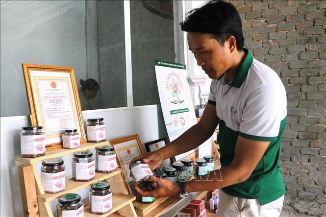 Các sản phẩm được chế biến từ hoa hồng của Hợp tác xã Dịch vụ nông nghiệp hoa Nghĩa Hiệp. Ảnh Đinh Hương