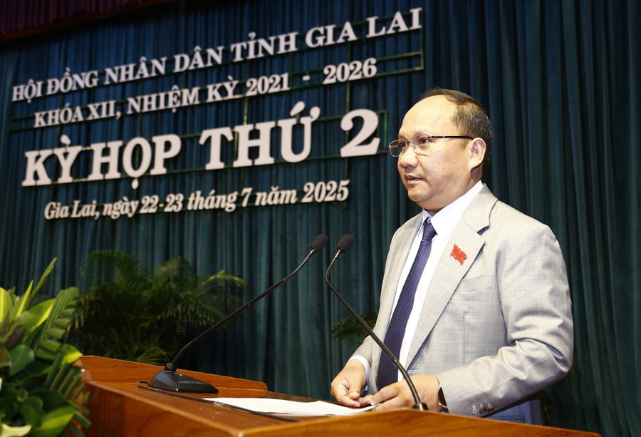 Phó Bí thư Thường trực Tỉnh ủy, Chủ tịch HĐND tỉnh Rah Lan Chung phát biểu khai mạc kỳ họp. Ảnh:Hân Phúc