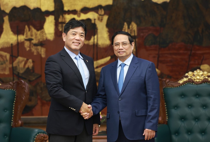 Prime Minister Pham Minh Chinh (R) receives Yukihito Honda, CEO of the Sumitomo Corporation's Urban Infrastructure Development Group in Hanoi on July 22 (Photo: VNA)