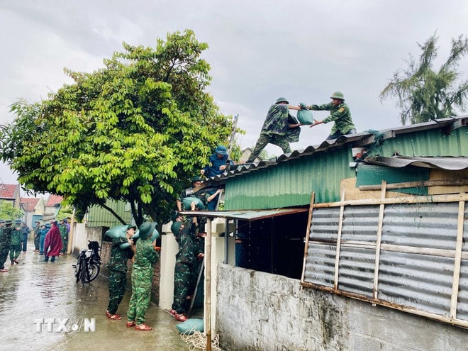 The military reinforces roofs for residents in Dan Hai commune, Ha Tinh. (Photo: VNA) wipha-2.jpg