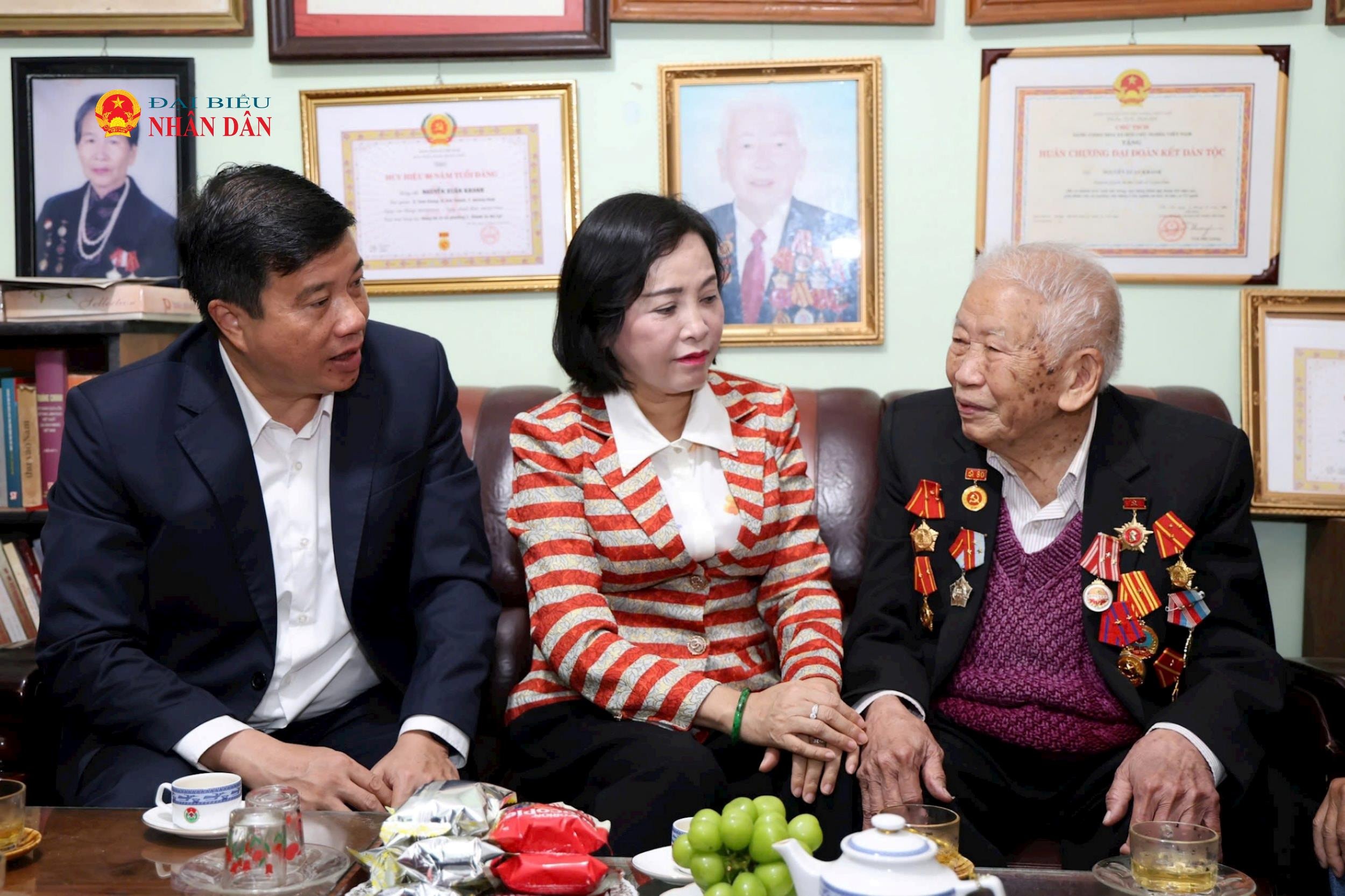 Phó Chủ tịch Quốc hội Nguyễn Thị Thanh thăm, tặng quà các gia đình chính sách tại Lâm Đồng 