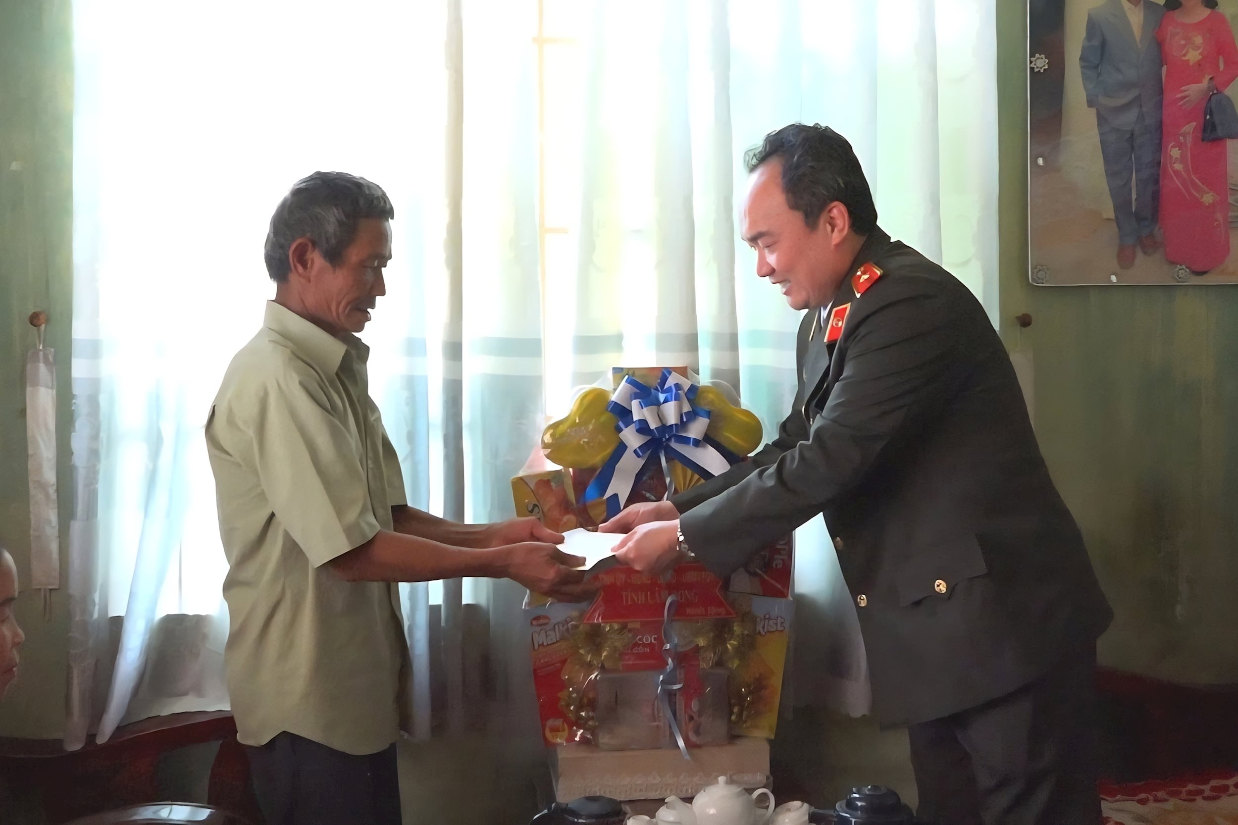 Giám đốc Công an tỉnh Lâm Đồng Thiếu tướng Trương Minh Đương thăm hỏi, tặng quà gia đình ông Trần Minh Thánh