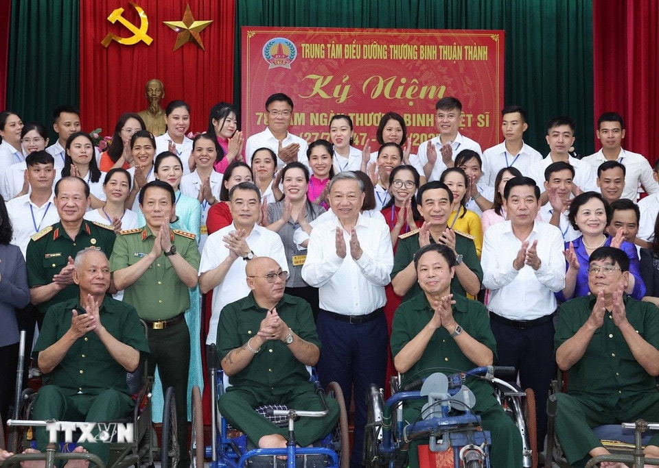 Tổng Bí thư Tô Lâm với thương bệnh binh và cán bộ, nhân viên Trung tâm Điều dưỡng thương binh Thuận Thành. (Ảnh: Thống Nhất/ TTXVN)