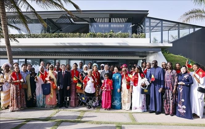 NA Chairman Tran Thanh Man and his spouse with members of the Vietnamese community in Senegal. (Photo: VNA)
