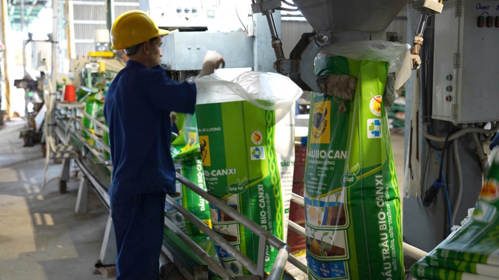 Dây chuyền sản xuất phân bón Đầu Trâu Bio-Canxi của Công ty CP Phân bón Bình Điền. Ảnh: Ngọc Vân