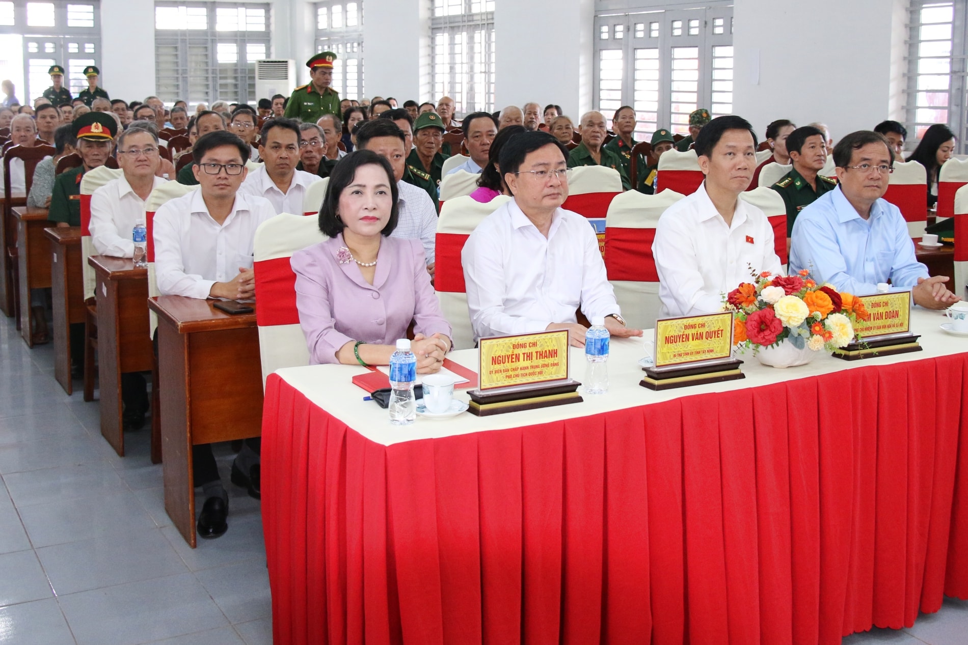 Phó Chủ tịch Quốc hội Nguyễn Thị Thanh và các đại biểu tham dự chương trình