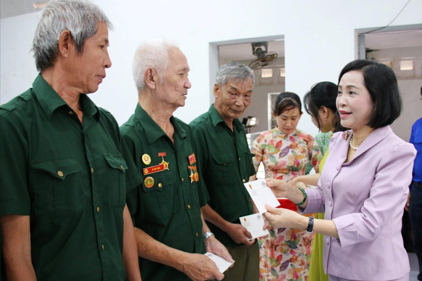 Phó Chủ tịch Quốc hội Nguyễn Thị Thanh thăm, tặng quà gia đình chính sách tại Tây Ninh 