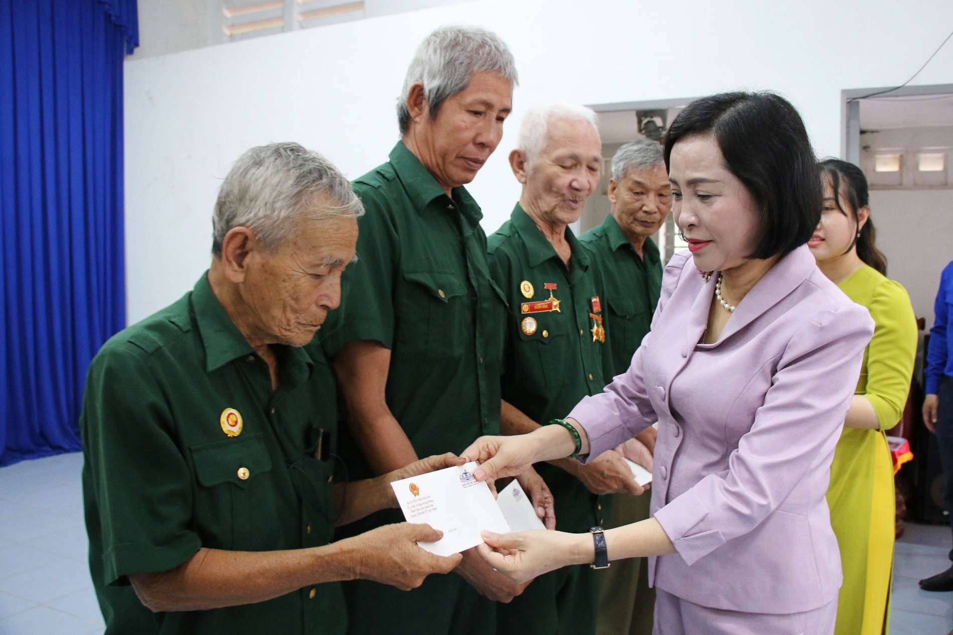 Phó Chủ tịch Quốc hội Nguyễn Thị Thanh tặng quà các gia đình chính sách, người có công trên địa bàn xã Tân Đông