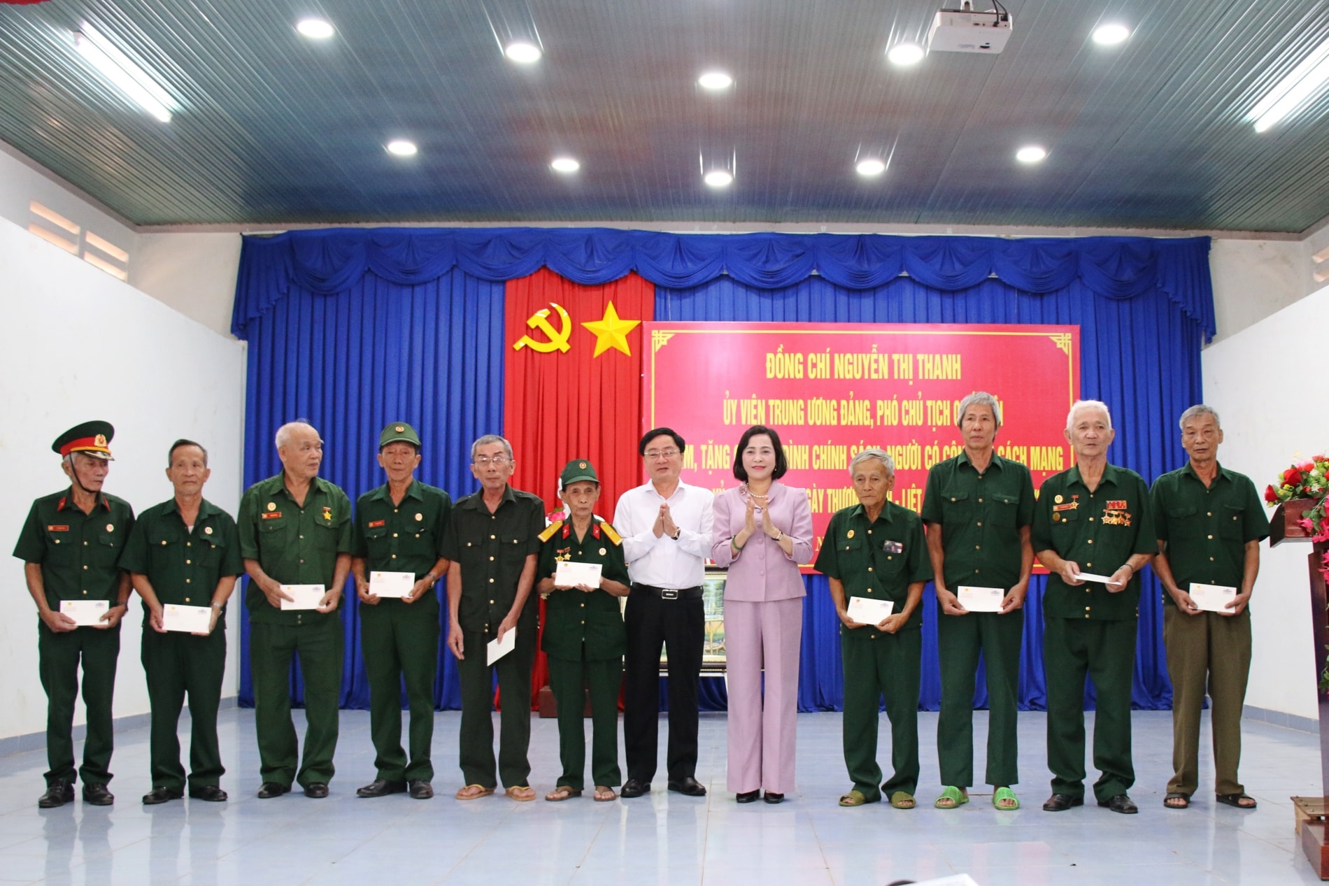Phó Chủ tịch Quốc hội Nguyễn Thị Thanh và Bí thư Tỉnh uỷ Tây Ninh Nguyễn Văn Quyết tặng quà các gia đình chính sách, người có công trên địa bàn xã Tân Đông