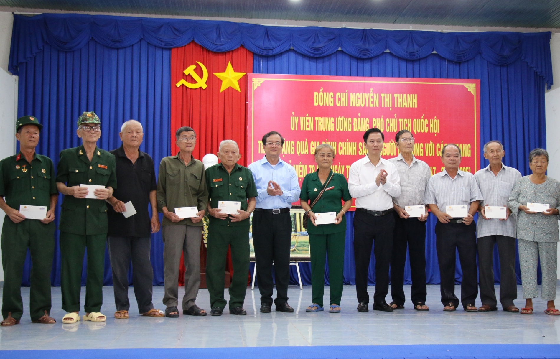 Phó Chủ nhiệm Ủy ban Văn hoá và Xã hội Lâm Văn Đoan và Phó Chủ tịch UBND tỉnh Tây Ninh Nguyễn Hồng Thanh tặng quà các gia đình chính sách tại xã Tân Đông