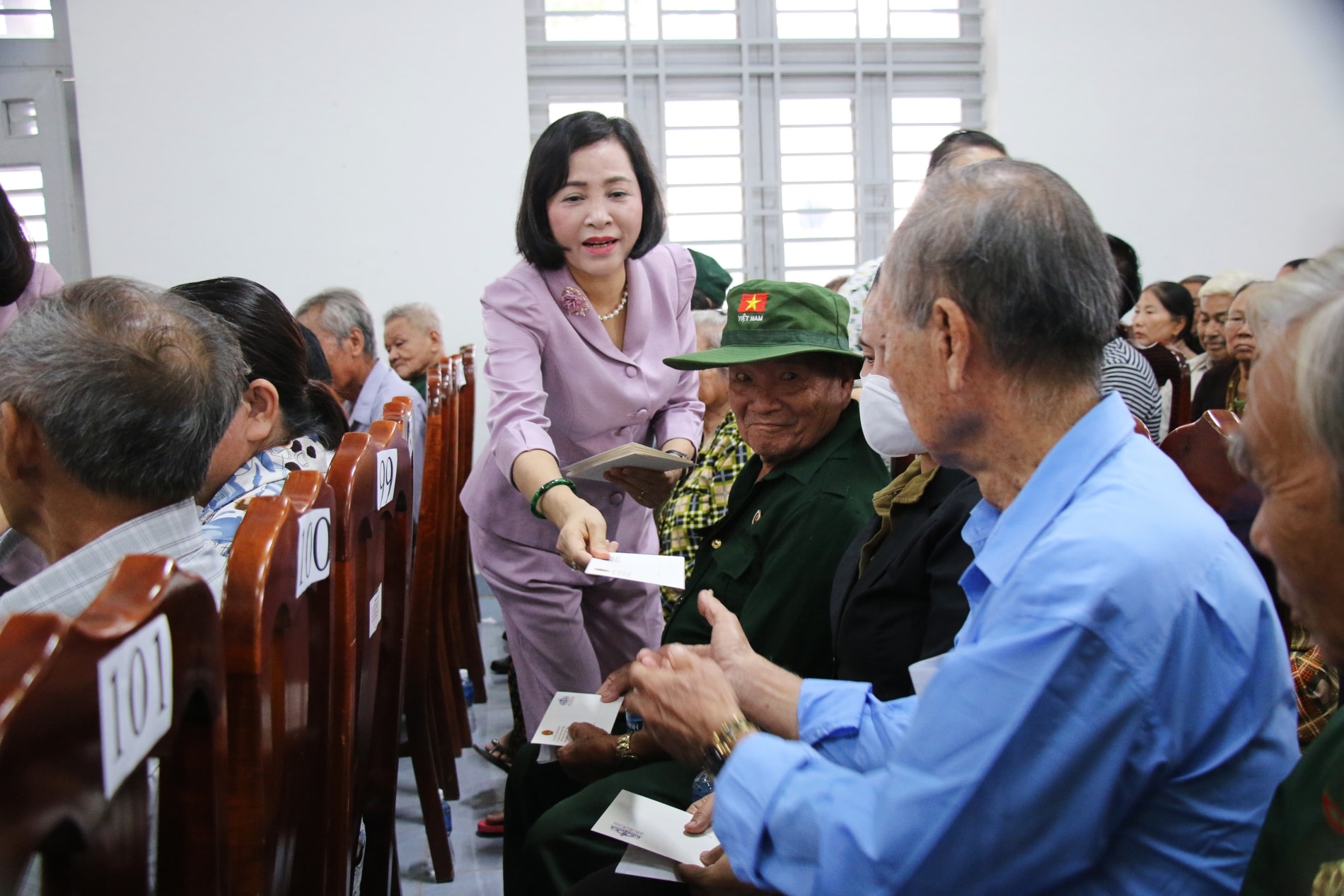 Phó Chủ tịch Quốc hội Nguyễn Thị Thanh tặng quà các gia đình chính sách, người có công trên địa bàn xã Tân Đông