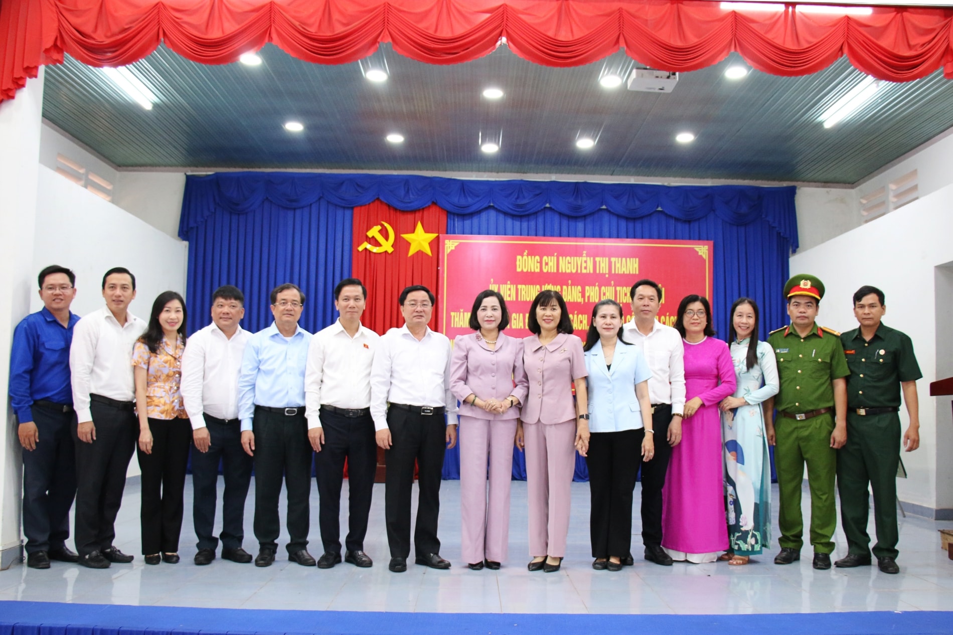 Phó Chủ tịch Quốc hội Nguyễn Thị Thanh và các đại biểu chụp ảnh lưu niệm