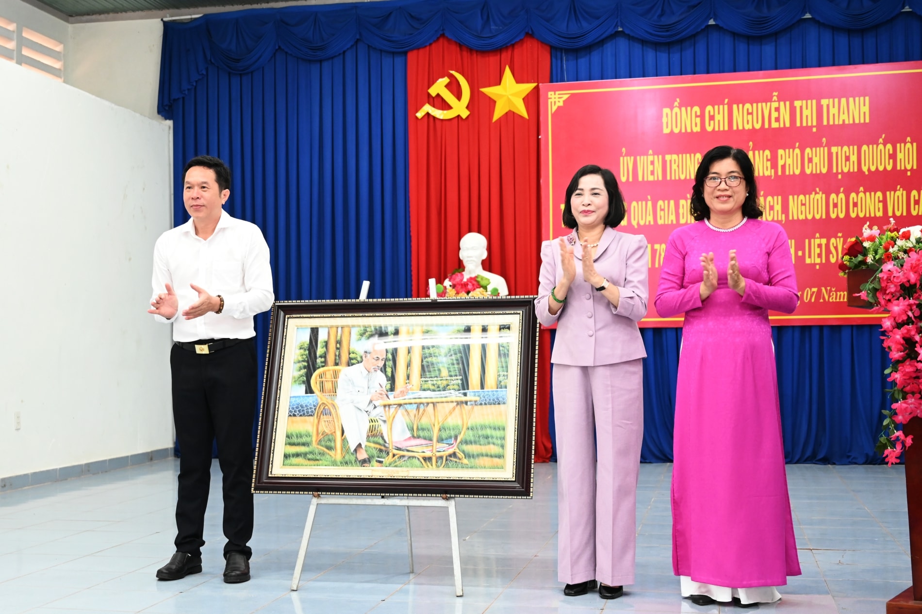Phó Chủ tịch Quốc hội Nguyễn Thị Thanh trao tặng bức tranh chân dung Chủ tịch Hồ Chí Minh tới Đảng bộ xã Tân Đông