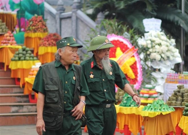 Veterans visit the resting place of their fallen comrades at Duc Co Martyrs’ Cemetery. (Photo: VNA) duc-co-1-vna.jpg