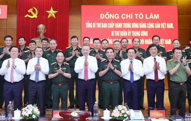 Party General Secretary To Lam and delegates pose for a group photo at the working session with the General Department of Politics of the Vietnam People's Army (VPA) in Hanoi on July 23. (Photo: VNA) to-lam2.jpg