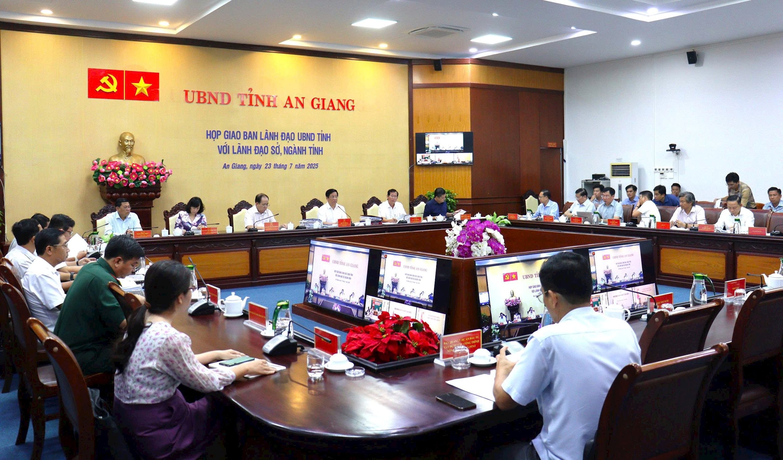 Quang cảnh cuộc họp