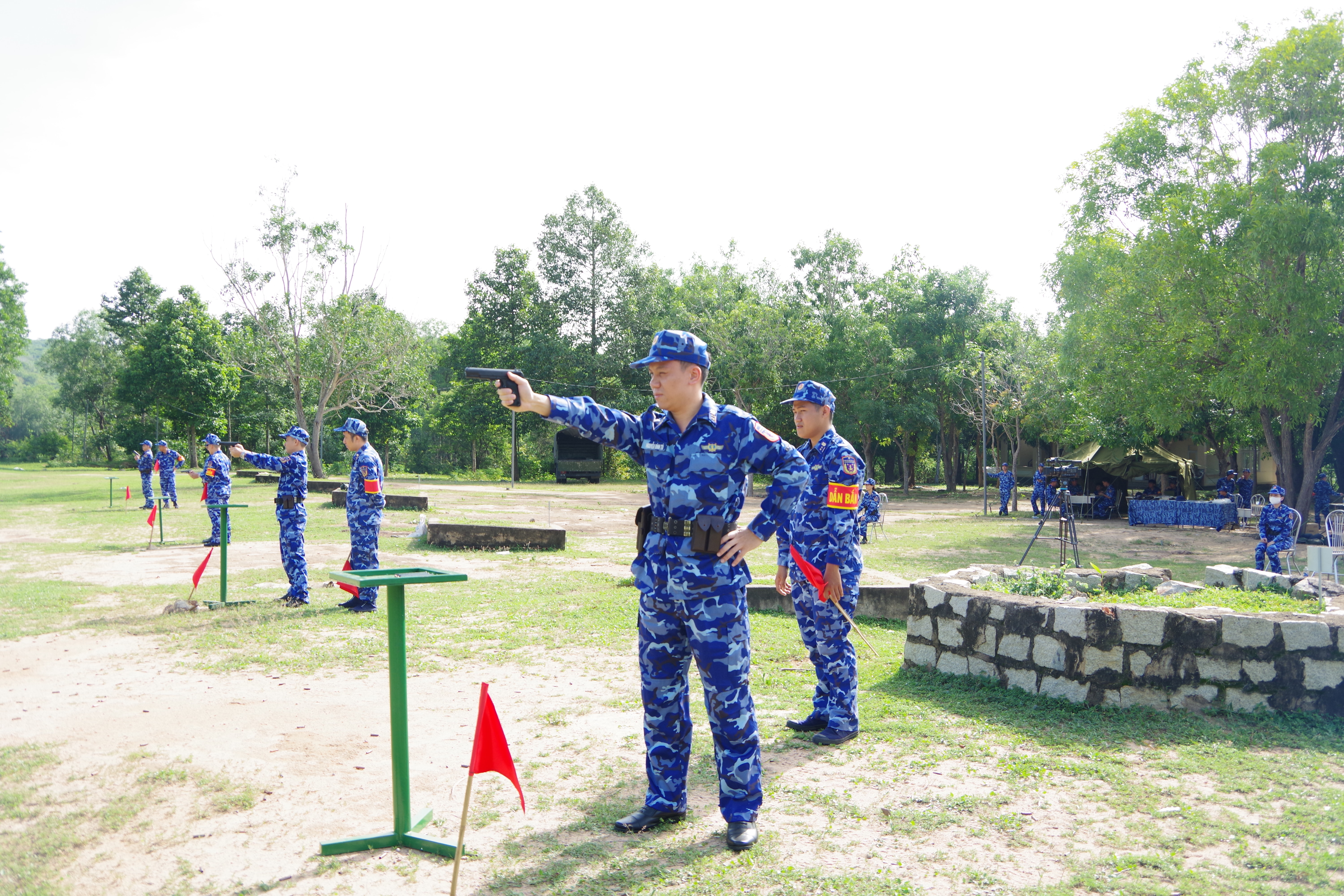 sĩ quan thực hiện bài bắn K-54