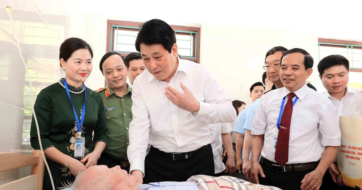State President Luong Cuong visits and presents gifts to wounded soldier Nguyen Xuan Mai, who is receiving treatment at the Duy Tien War Invalids Nursing Centre. (Photo: VNA)